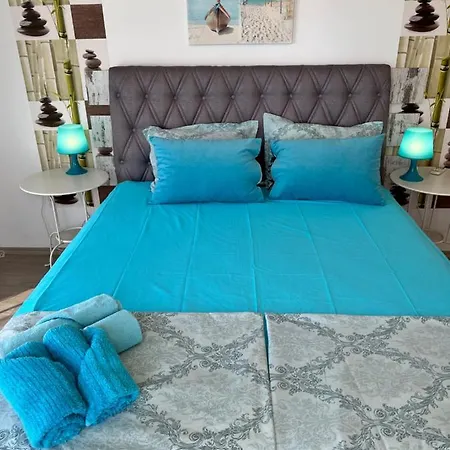 Orange Апартамент *